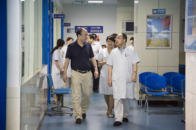 史偉云院長陪同省醫科院趙偉力副院長參觀醫院