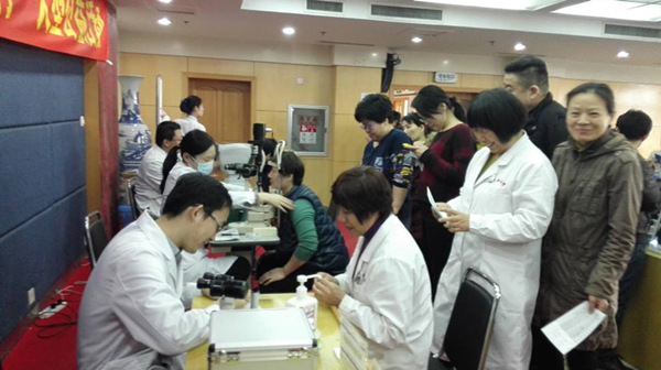 省皮膚病醫院職工有序排隊參與義診