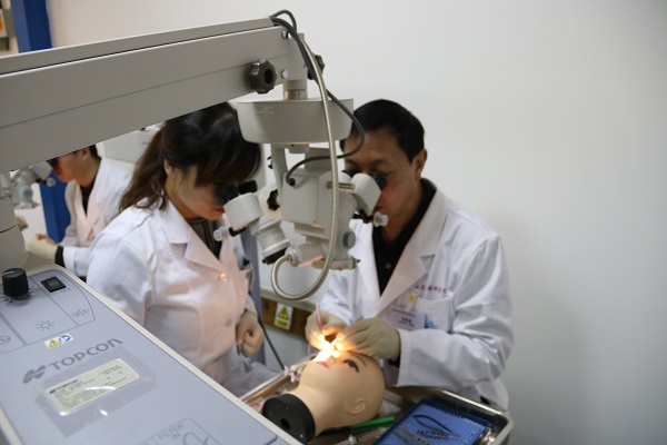 李素霞副主任醫師指導學員進行角膜移植操作
