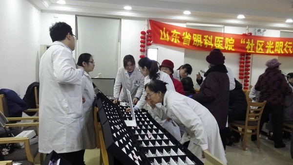 山東省眼科醫院驗光團隊為省醫科院附屬醫院醫生進行驗配指導