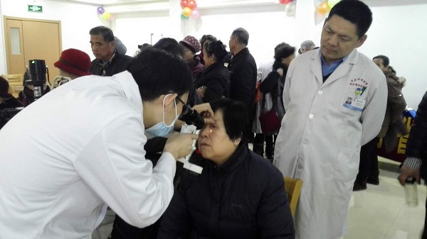 山東省眼科醫院鄒篤雷醫師為省醫科院附屬醫院職工檢查